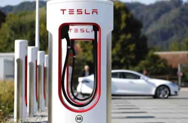 Tesla cierra varios supercargadores en España por epidemia