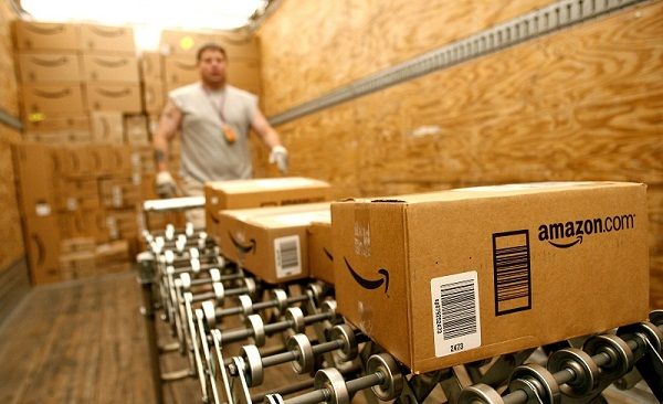 Amazon compra aviones y barcos para competir con DHL y Fedex