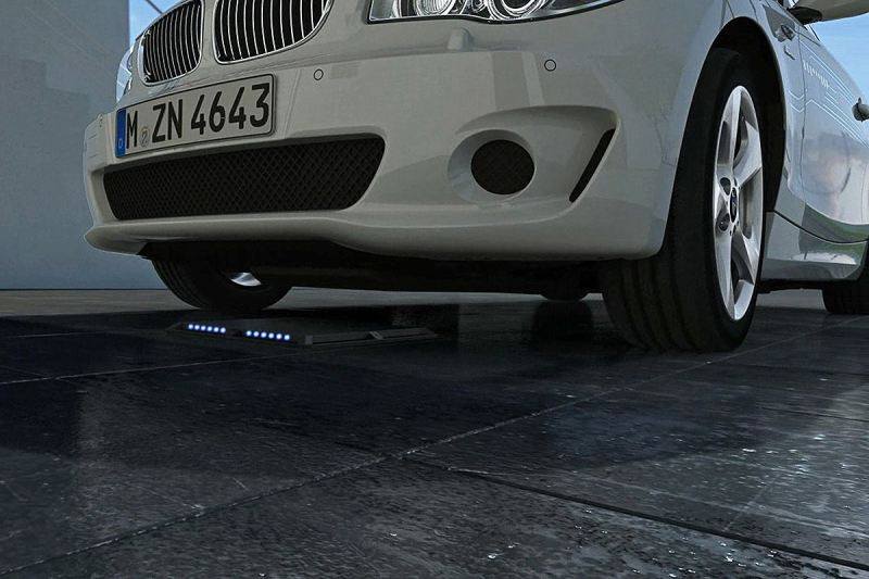 BMW y Mercedes Benz van por todo con la carga inalámbrica en autos carga-inalambrica-bmw-tecnologiamaestro.min