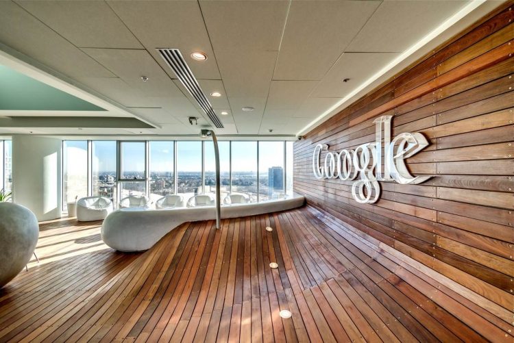 Google podría ser multada con 6 mil millones de dólares por la Unión Europea google-lujo-oficina-blanco-marron-madera.min