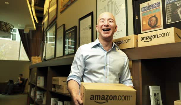 Jeff-Bezos-paquetes-amazon-tecnologiamaestro-min