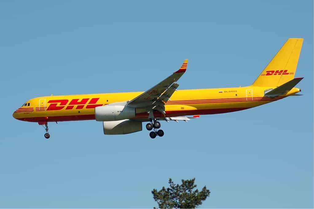 Amazon compra aviones y barcos para competir con DHL y Fedex avion-envio-paquetes-dhl-tecnologiamaestro-min