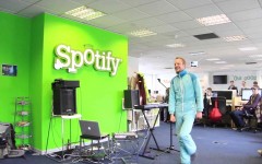 Spotify tiene 75 millones de usuarios Premium y muchos retos spotify-oficina-estudio-tecnologiamaestro-min