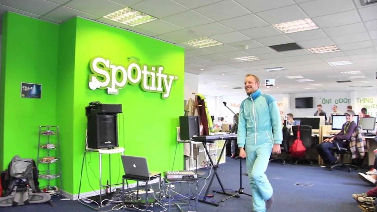 Spotify tiene 75 millones de usuarios Premium y muchos retos spotify-oficina-estudio-tecnologiamaestro-min