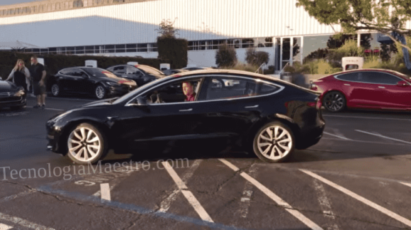 Vídeo real del mejor automóvil del mundo un Tesla Model 3 Vean por favor este automóvil, y digame alguien que no es lo mejor que han visto, un Tesla Model 3 real.