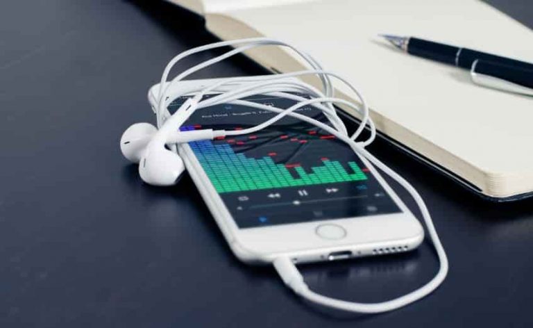 Apple Music tiene 50 millones de usuarios y va a por Spotify iphone con audifonos